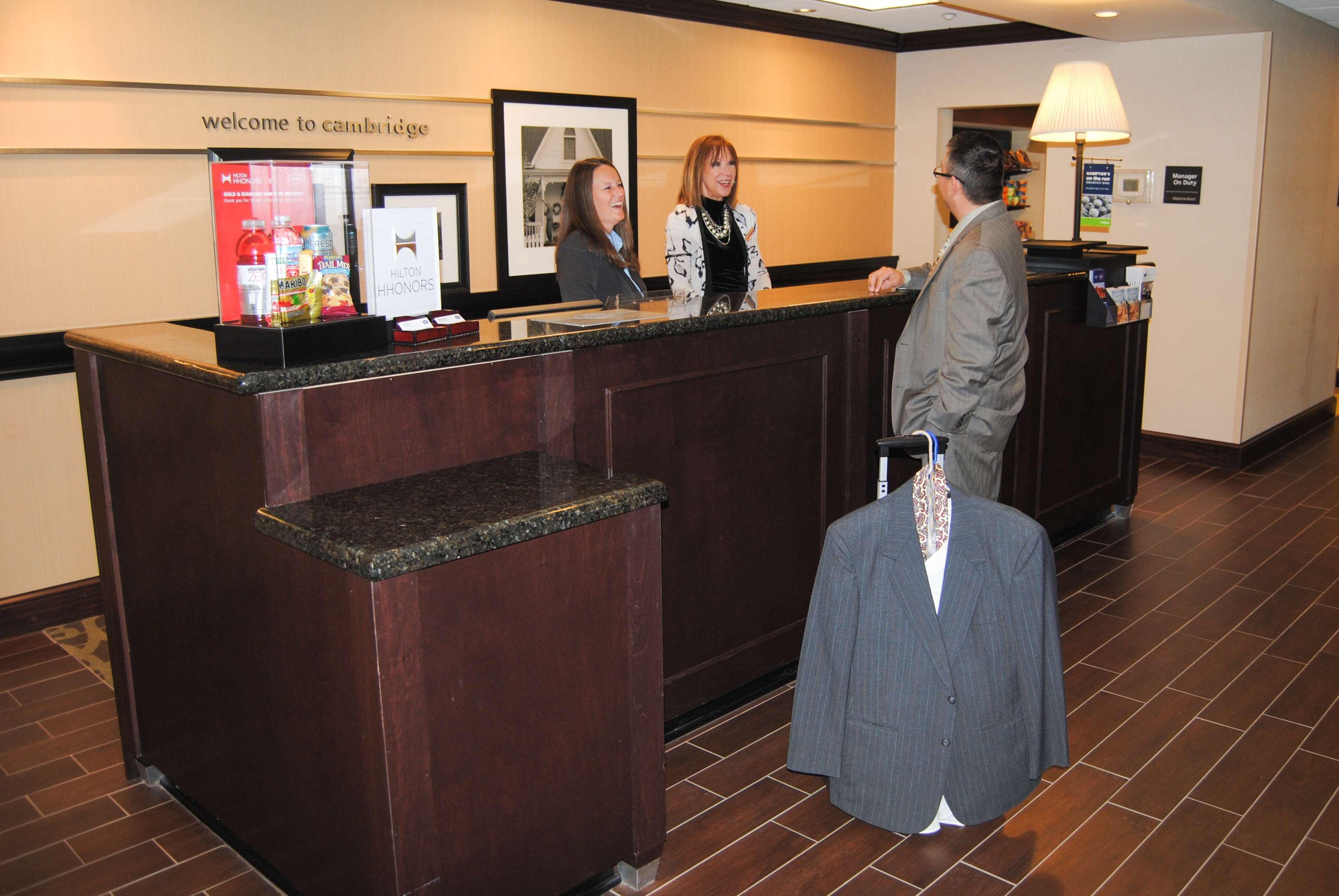 Hampton Inn Cambridge Exterior photo