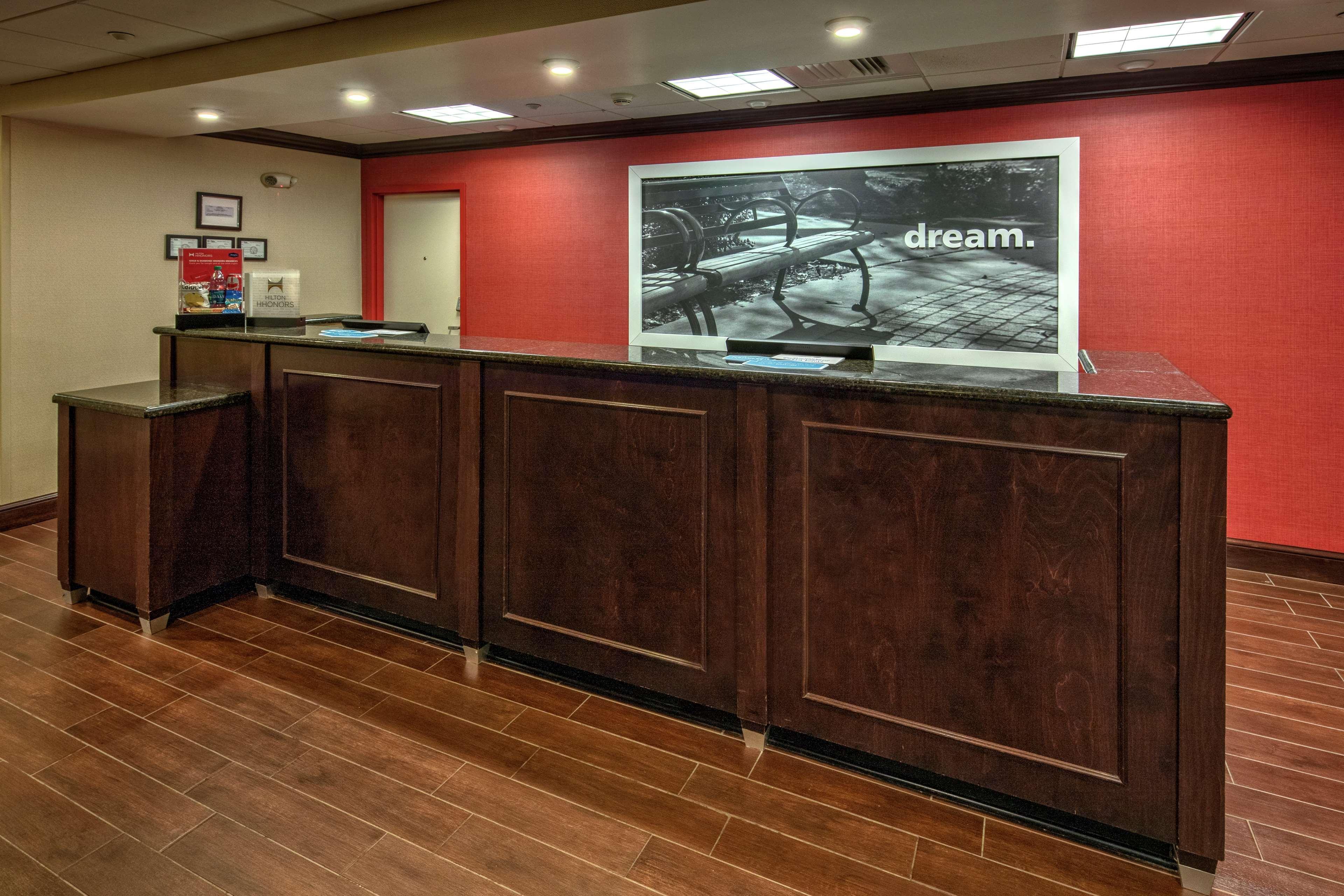 Hampton Inn Cambridge Exterior photo